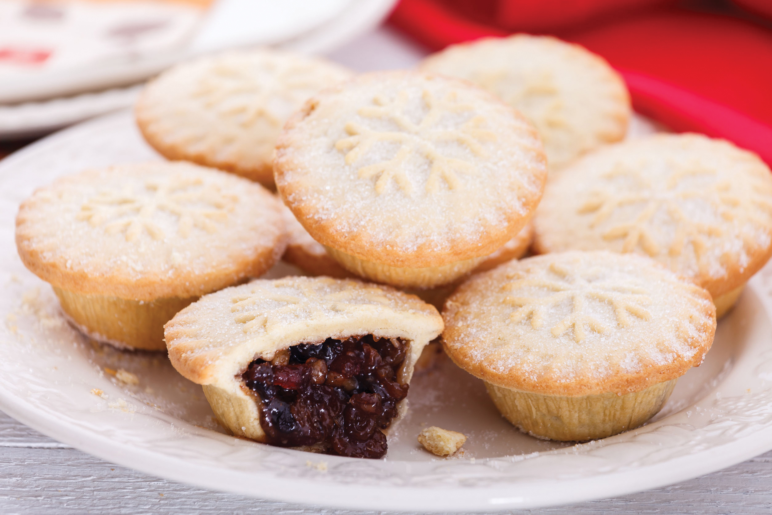 These are the pies. Сырники пирог от Андрея. To mince. Mince pie serving Plate. A small snack of mince pies and Milk.